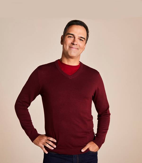 Tadeu Schmidt em campanha de moda. Ele usa blusa vinho de mangas compridas - Metrópoles