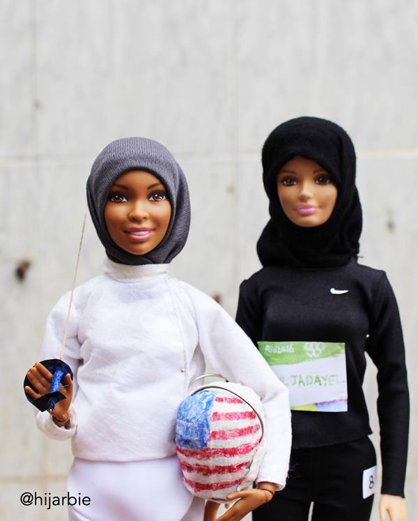 Duas Barbies de hijab posando para foto - Metrópoles