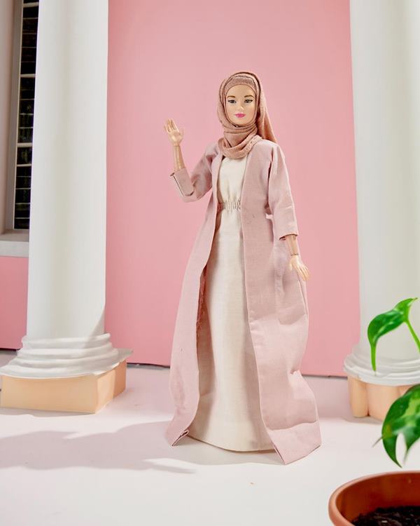 Barbie de hijab posando para foto - Metrópoles