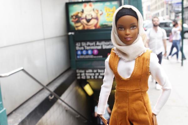 Barbie com roupa mulçumana em escadaria do metrô - Metrópoles