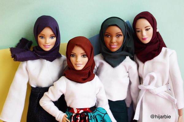 Grupo de Barbies usando hijab e blusa branca - Metrópoles