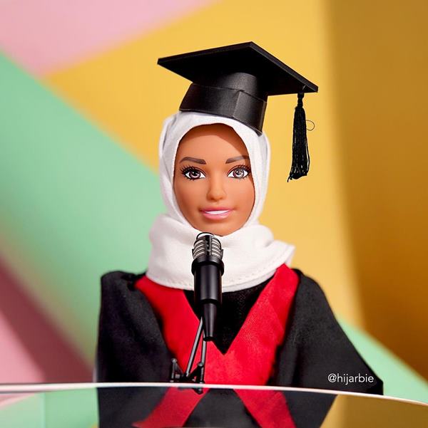 Barbie de hijab e chapéu de formatura posando para foto - Metrópoles