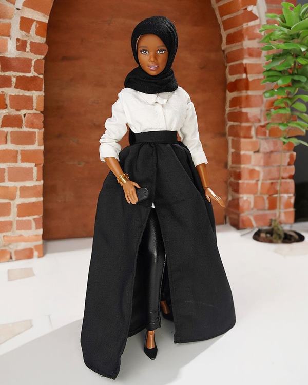 Barbie de hijab posando para foto - Metrópoles