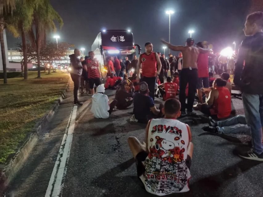 Torcedores do Flamengo sentados na via - Metrópoles