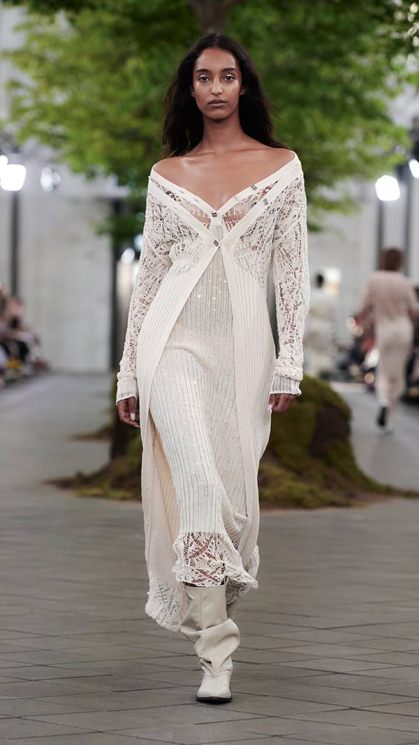 Modelo usa vestido branco com detalhes rendados nas mangas - Metrópoles