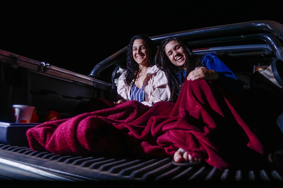 Na foto, duas mulheres estão no carro durante uma sessão do Cine Drive-In - Metrópoles