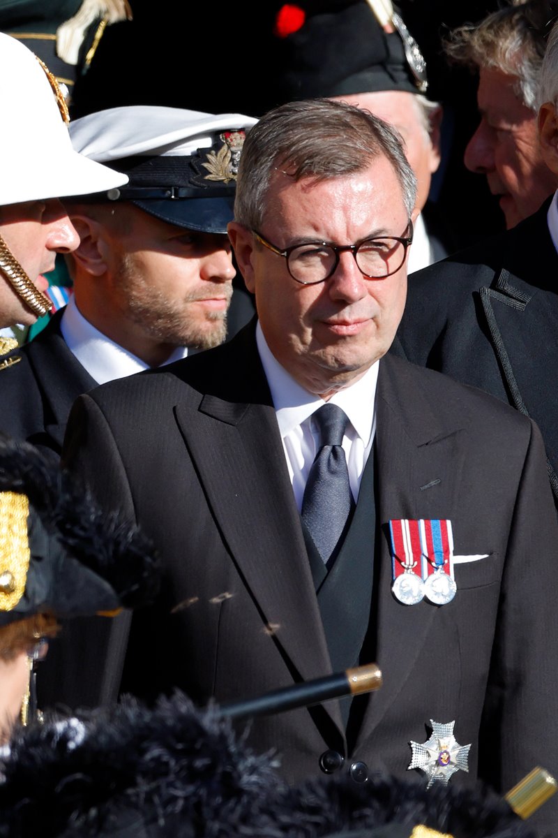 Foto colorida de homem branco, com cabelo grisalho, terno preto e camisa branca. Ele usa óculos e duas medalhas no bolso do blazer - Metrópoles