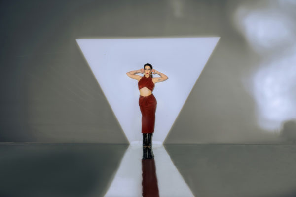 Na imagem com cor, a atriz e cantora Cleo (ex-Pires) posando para foto da coleção da Shein - Metrópoles