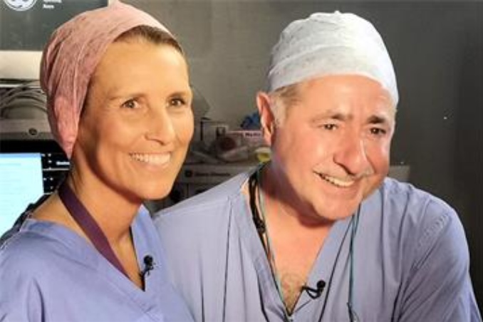 Foto de dois cirurgiões, uma mulher e um homem, sorrindo após transplante de útero de -Metrópoles