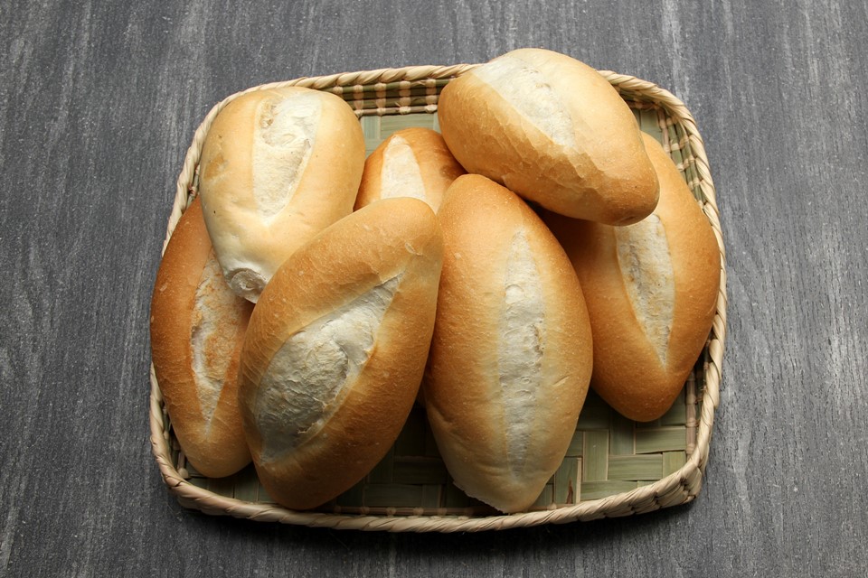Suporte com vários pães franceses - Metrópoles