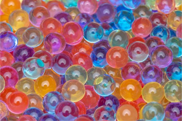 Imagem colorida de brinquedo de bolinhas de gel coloridas com aspecto molhado - Metrópoles