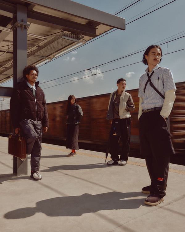 Grupo de modelos posando para foto em estação de metrô - Metrópoles