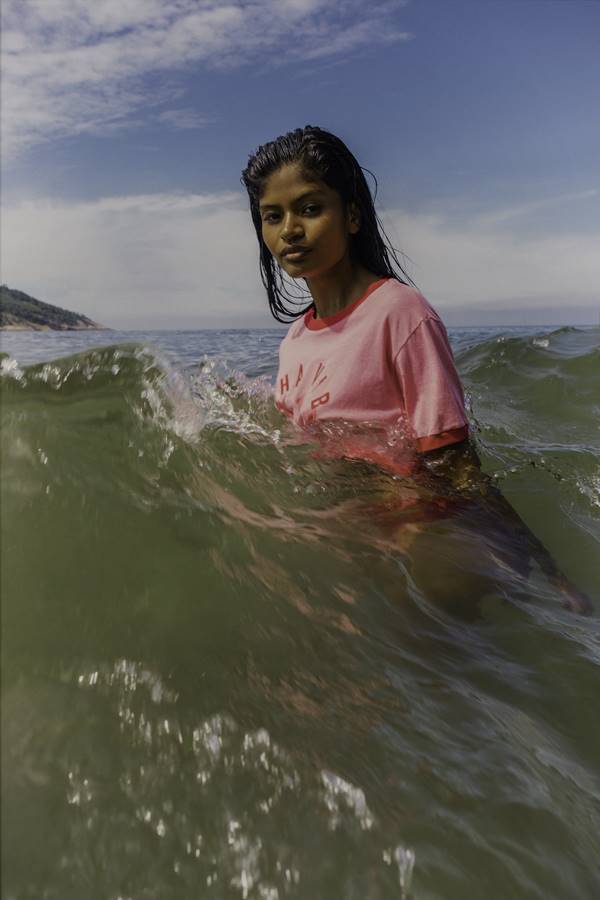 Campanha da Havaianas: mulher usando camiseta rosa dentro do mar - Metrópoles