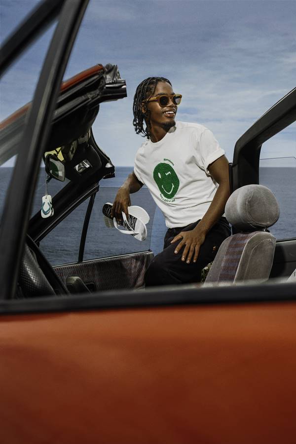 Campanha da Havaianas. Na imagem, homem em carro com praia ao fundo -Metrópoles