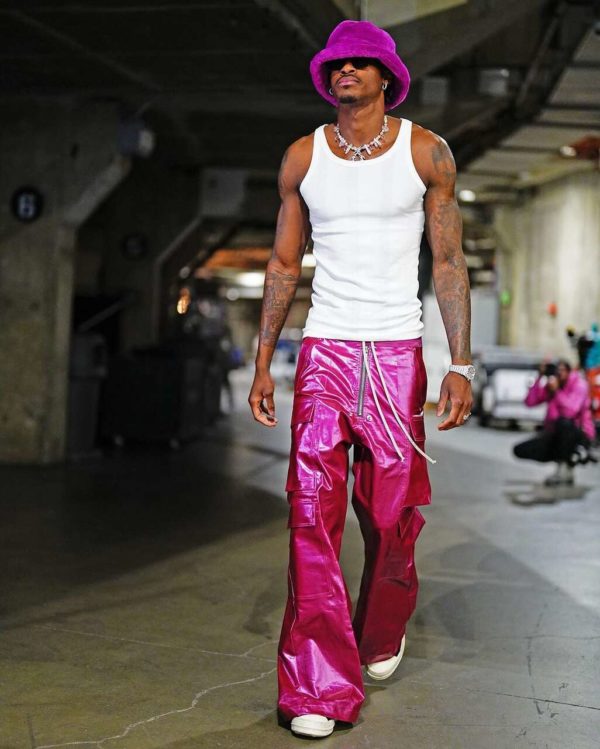 Na imagem com cor, um homem negro usando uma calça metalizada - Metópoles