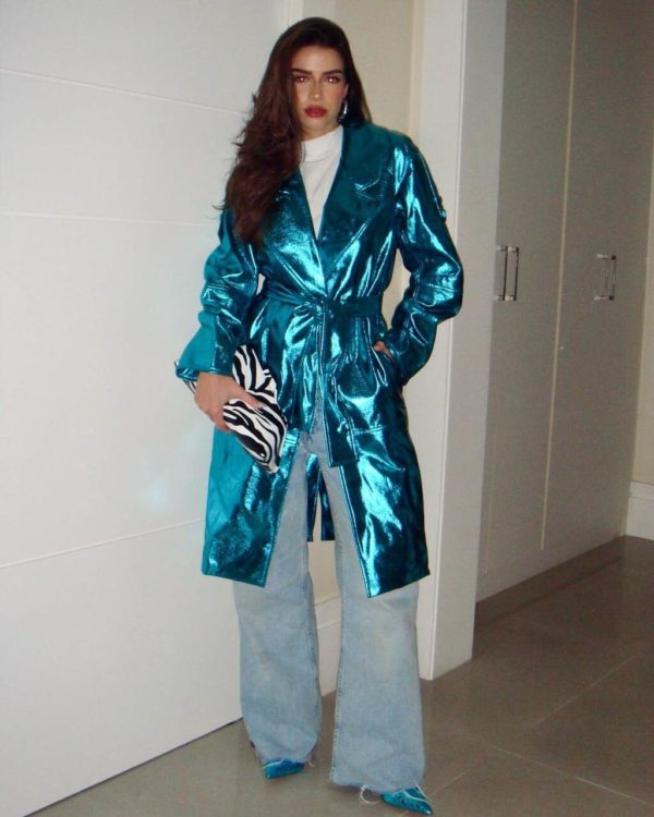 Na imagem com cor, Lelê Burnier usando um casaco metalizado - Metrópoles