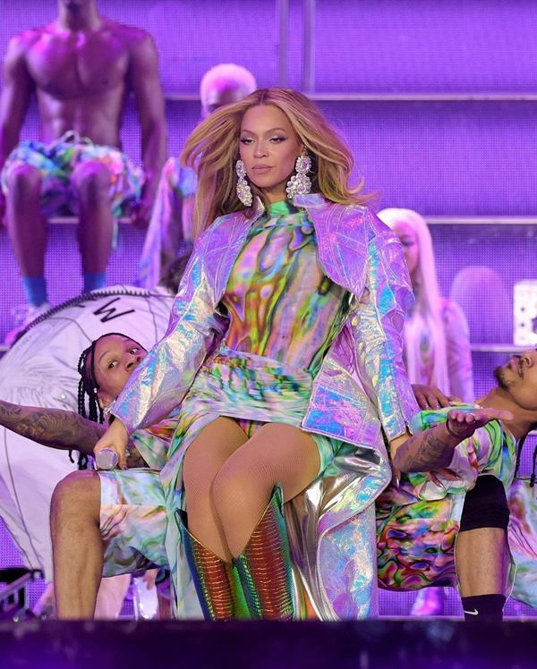 Na imagem com cor, Beyoncé durante apresentação na Renaissance Tour - Metrópoles