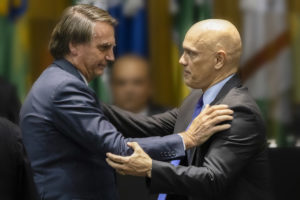 Mauro Cid Jair Bolsonaro e Alexandre de Moraes se cumprimentam - Metrópoles