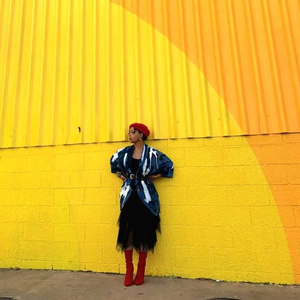 Na imagem com cor, mulher posa em fundo amarelo com looks fashionistas - Metrópoles
