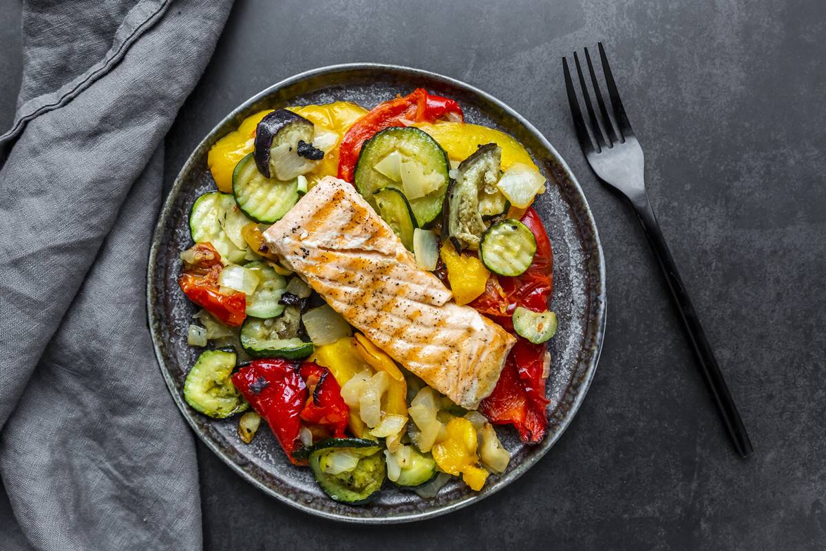 Foto colorida de prato com peixe e legumes cozidos - Metrópoles