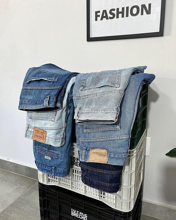 Calças jeans dobradas sobre caixa de plástico - Metrópoles