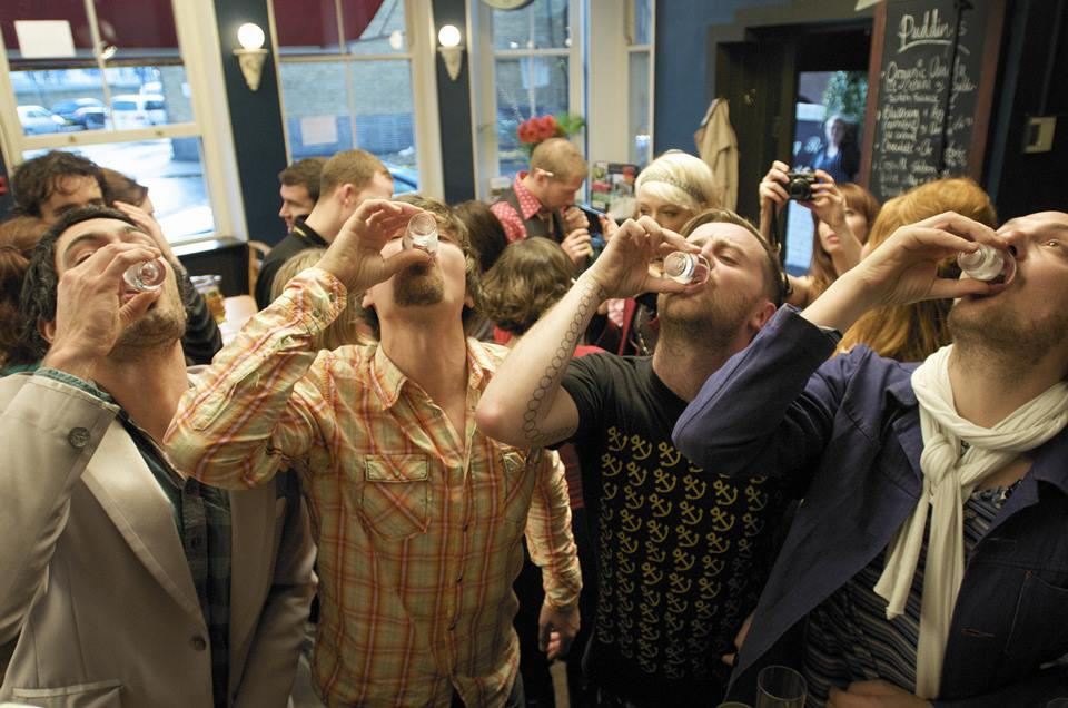 Festa com bebidas desenfreadas em bar público - Metrópoles