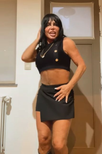 Foto de uma mulher usando uma roupa preta em pé - Metrópoles