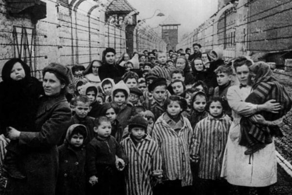 Na imagem com cor, Judeus celebram a libertação de Auschwitz, depois de terem escapado da morte no campo de horror - Metrópoles
