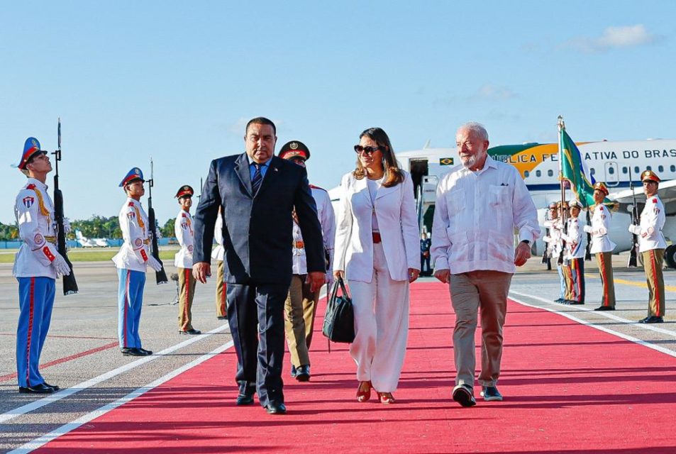 Foto colorida de Lula e Janja em Cuba