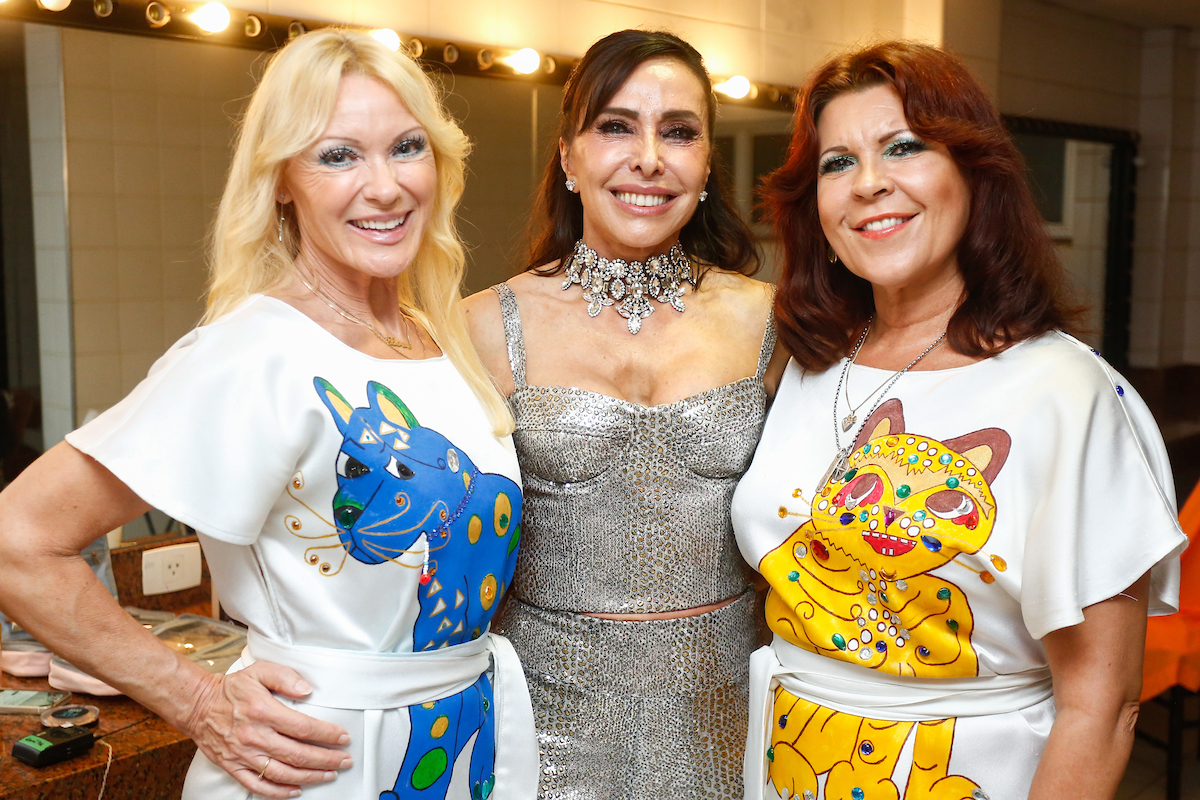 Cleucy Estevão posa para foto com Camilla Dahlin e Katja Nord, integrantes do ABBA The Show, no camarim da banda.