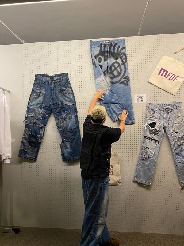 Homem de boné ajeita calças jeans expostas - Metrópoles