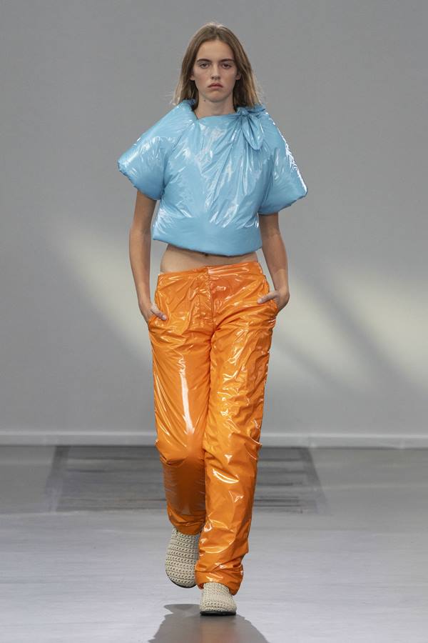 Na imagem com cor, modelo desfila durante a Semana de Moda de Londres para a temporada primavera/verão 2024 - Metrópoles