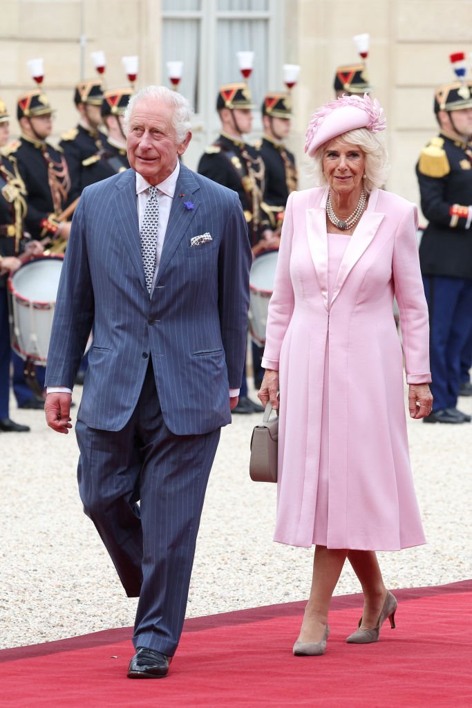 Imagem colorida de rei Charles III e rainha Camilla na França - Metrópoles