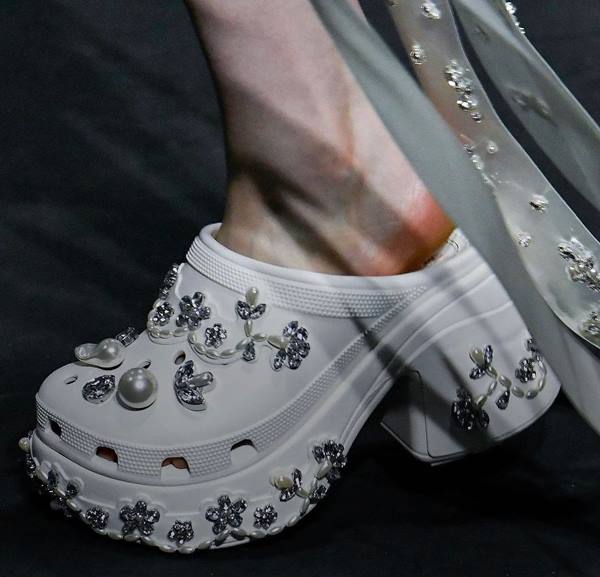 Na imagem com cor, calçado crocs branco com salto - Metrópoles