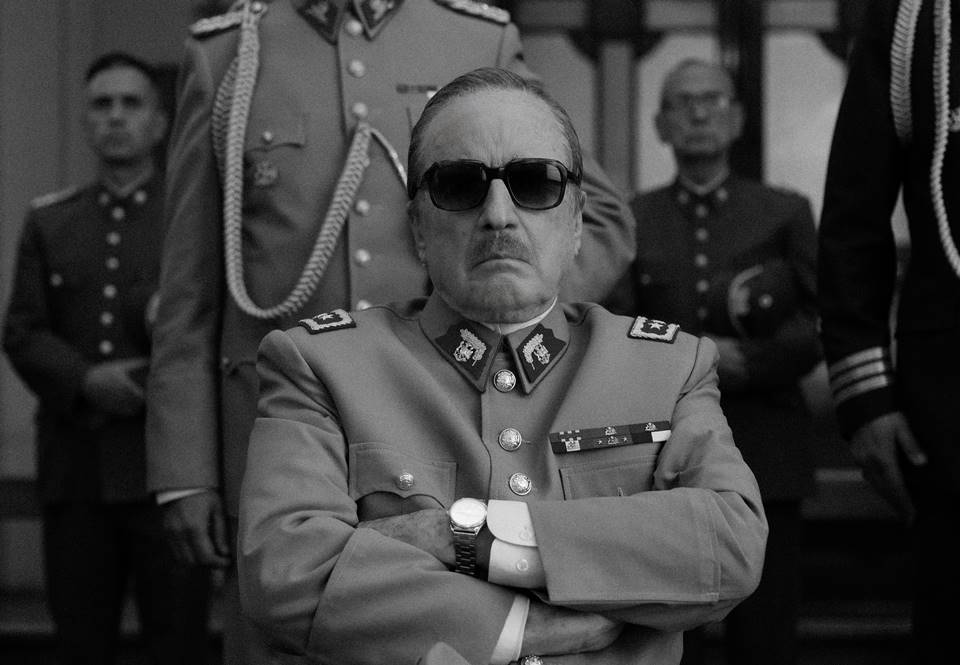 Foto em preto e branco de homem vestido de general e usando óculos escuros - Metrópoles