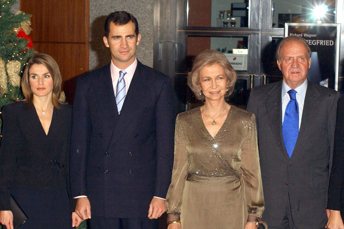 Foto de grupo de quatro pessoas, sendo uma mulher parda com roupas pretas, um homem alto com terno, uma mulher idosa com vestido verde musgo e de um homem idoso com terno cinza - Metrópoles