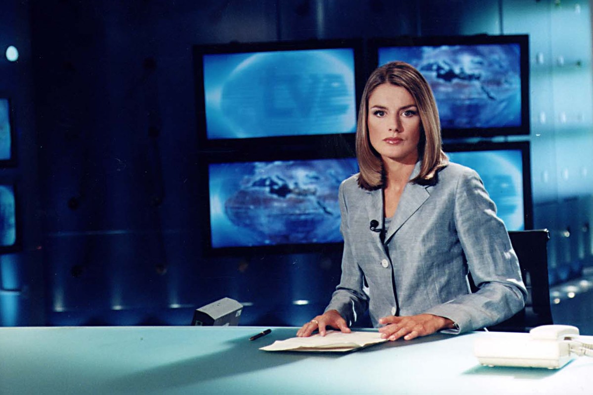 Foto colorida de mulher apresentando telejornal - Metrópoles