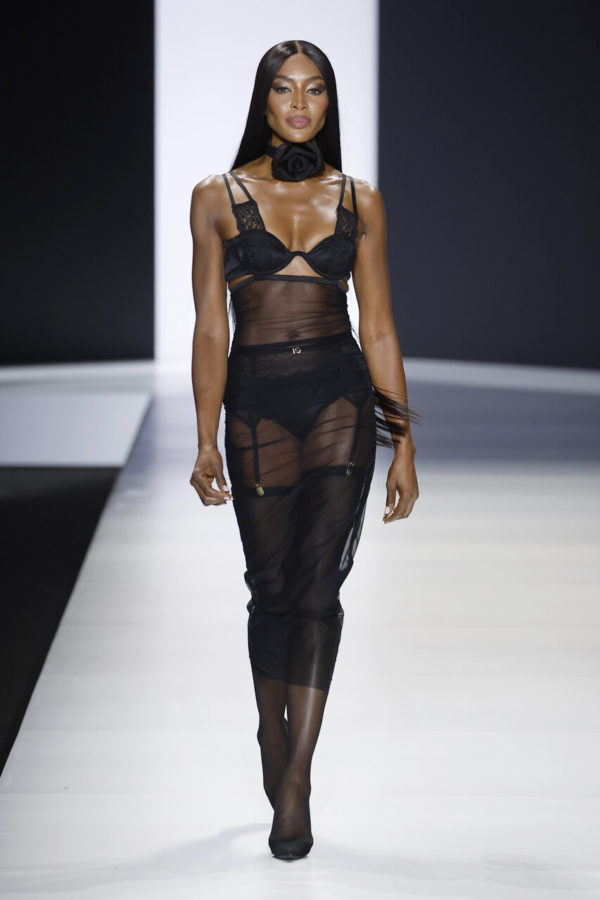 Na imagem com cor, Naomi Campbell desfilando na semana de Milão - Metrópoles