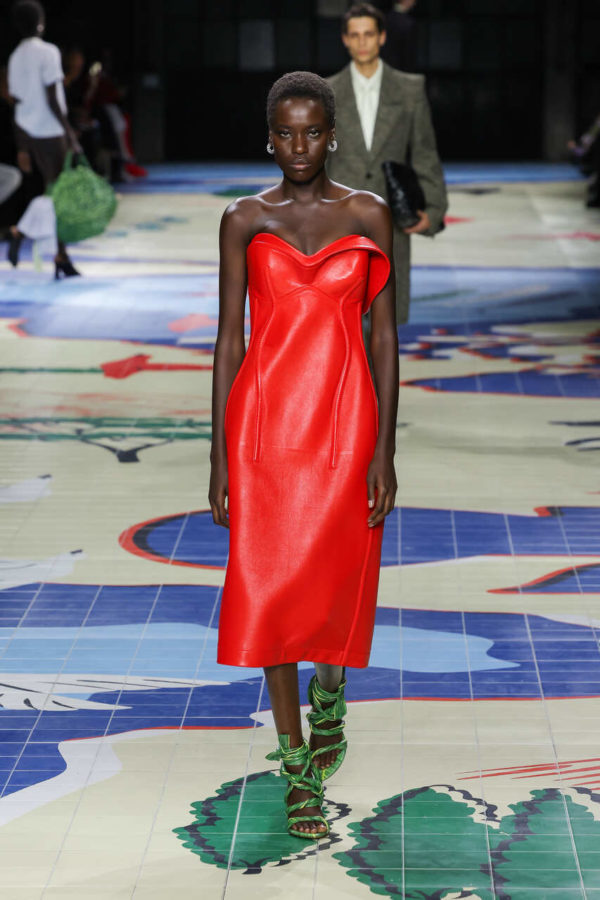 Na imagem com cor, uma modelo desfilando no Milão Fashion Week - Metrópoles