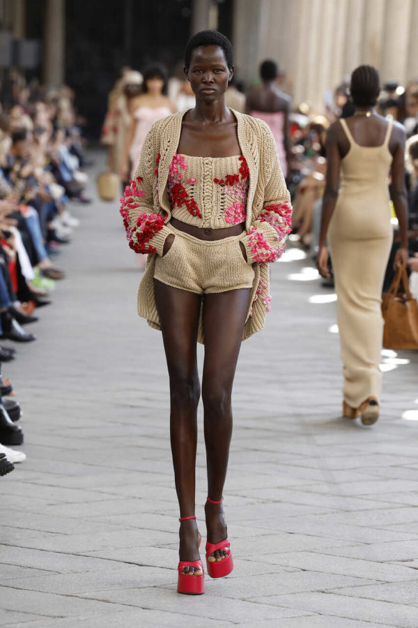 Na imagem com cor, uma modelo desfilando no Milão Fashion Week - Metrópoles