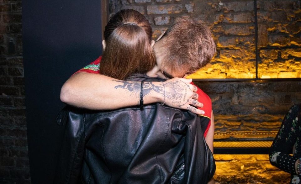 O DJ Felipe Poeta abraça a mãe, Patrícia Poeta - Metrópoles