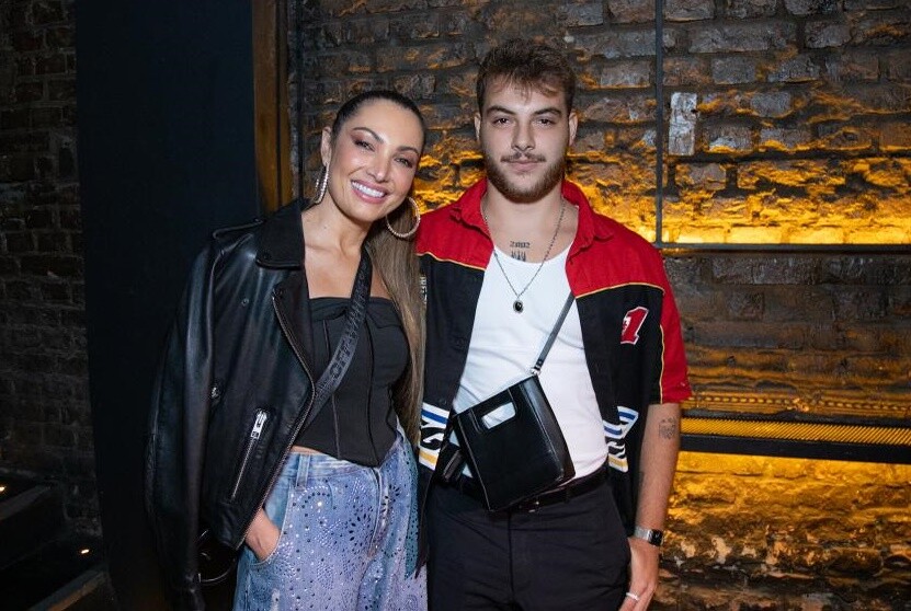 O DJ Felipe Poeta posa ao lado da mãe, Patrícia Poeta - Metrópoles