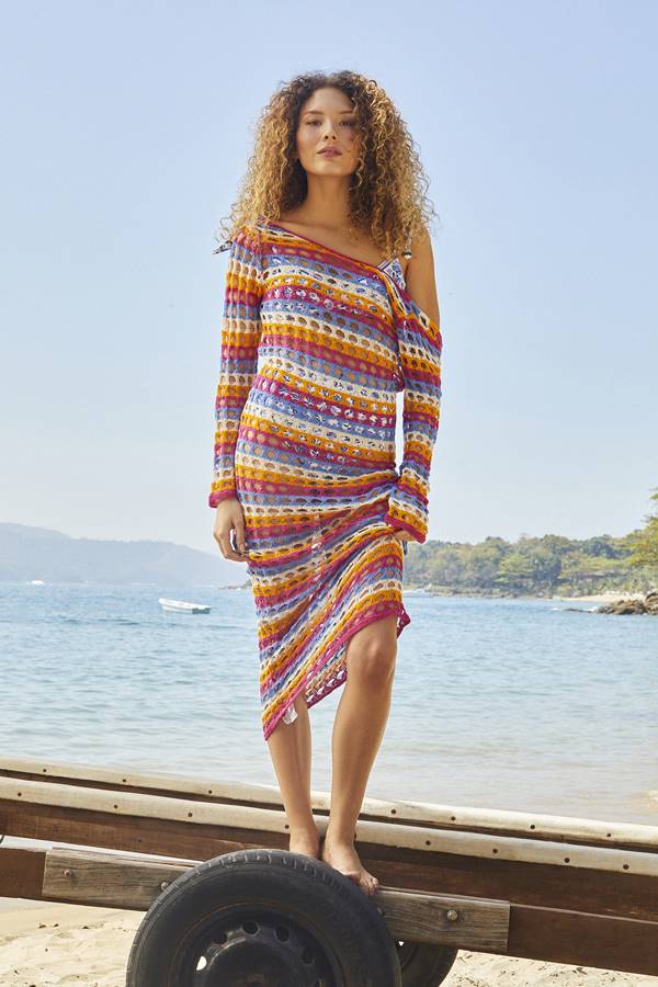 Modelo usa vestido colorido de crochê na praia - Metrópoles