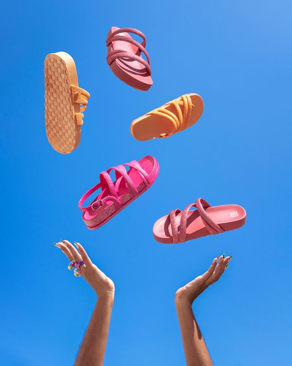 Na imagem com cor, sandálias de cores diferentes da Zaxy - Metrópoles
