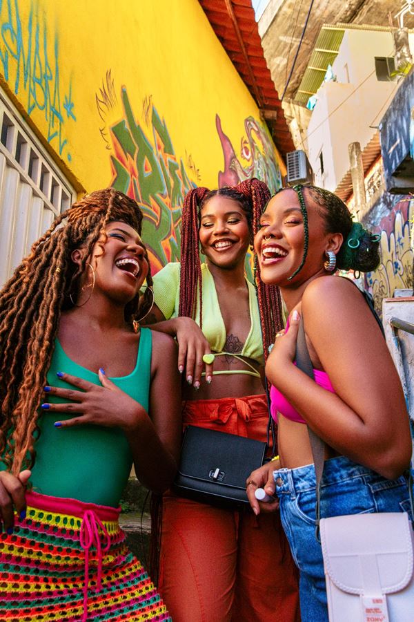Na imagem com cor, mulheres negras posam para a campanha da Zaxy - Metrópoles