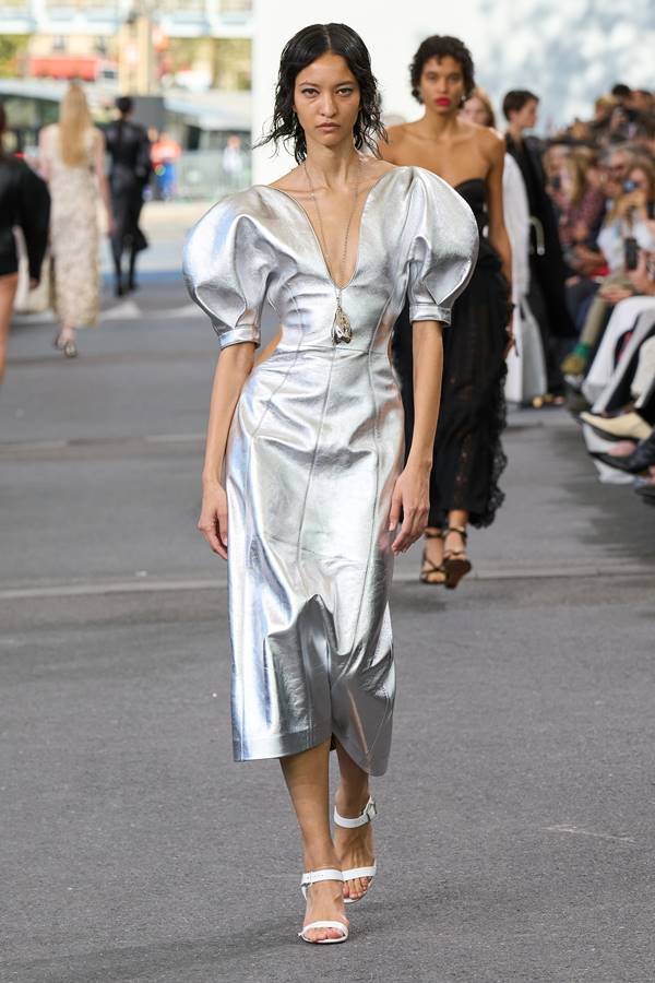 Na passarela de moda, modelo usa vestido prateado com mangas bufantes - Metrópoles