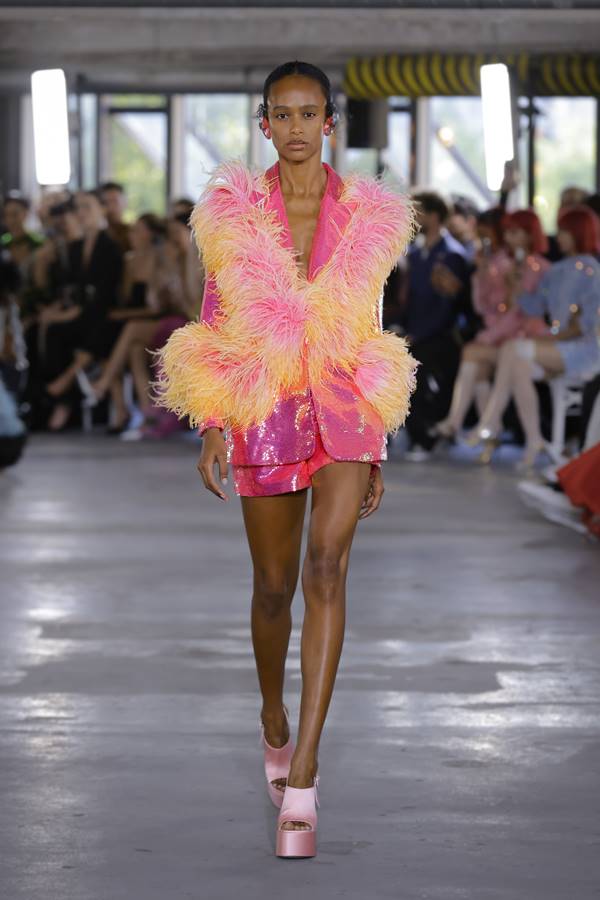Na passarela de moda, modelo usa look colorido com plumas - Metrópoles