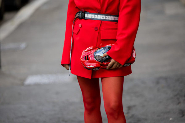 Na imagem com cor, uma mulher com roupas vermelhas posando para foto - Metrópoles