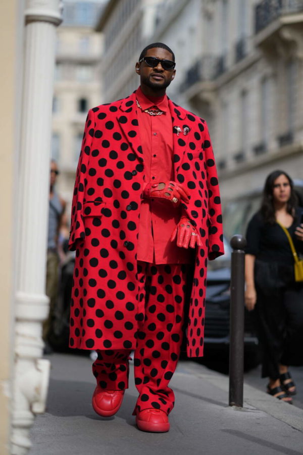 Na imagem com cor, um homem com roupas vermelhas posando para foto - Metrópoles
