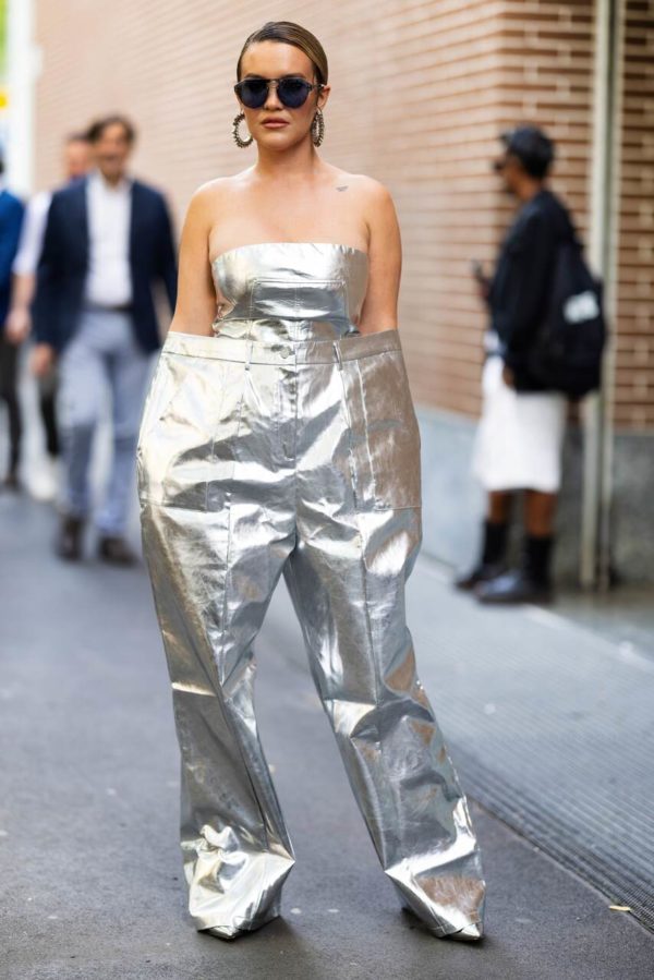 Na imagem com cor, uma mulher com roupas metalizadas posando para foto - Metrópoles